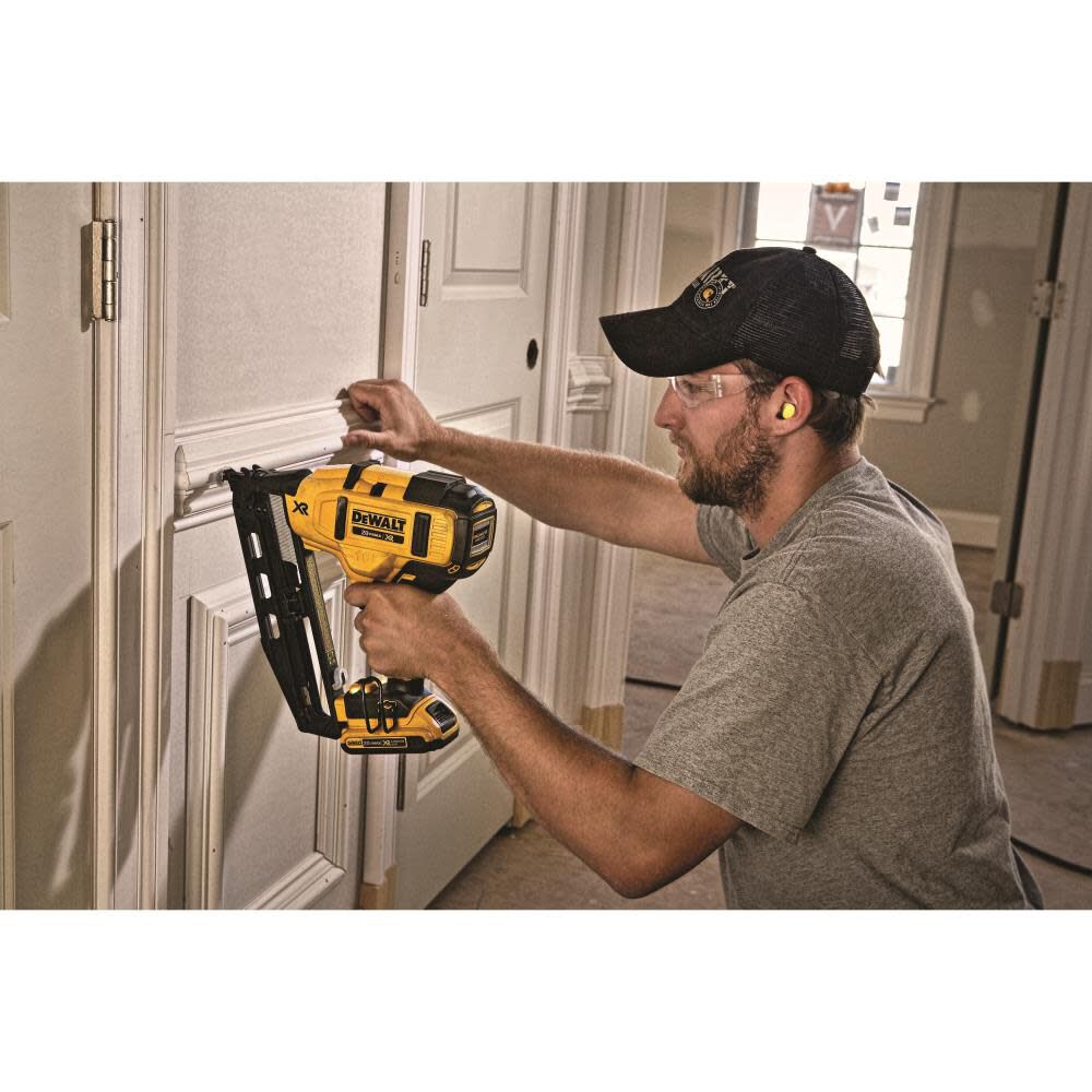 DEWALT 20 V MAX 16 Gauge Angled Cordless Finish Nailer Kit