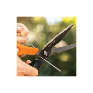 Fiskars Multipurpose Garden Pruning Shears includes Power Notch to