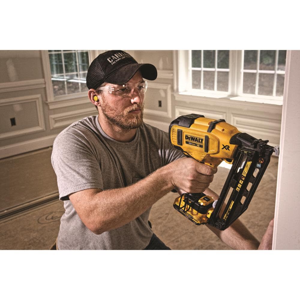 DEWALT 20 V MAX 16 Gauge Angled Cordless Finish Nailer Kit