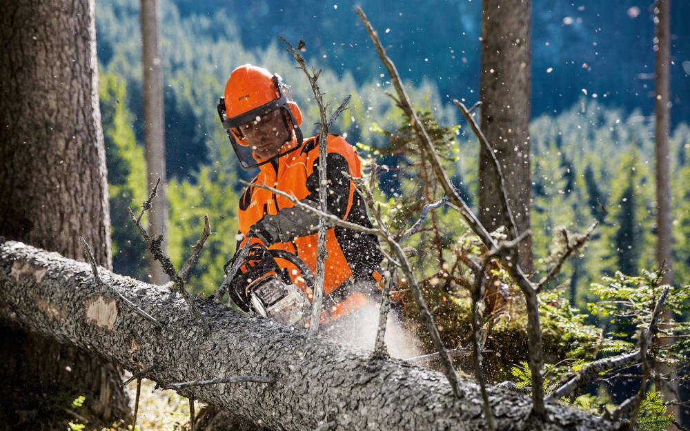 STIHL MS 261 C-M: How to ground start your chainsaw